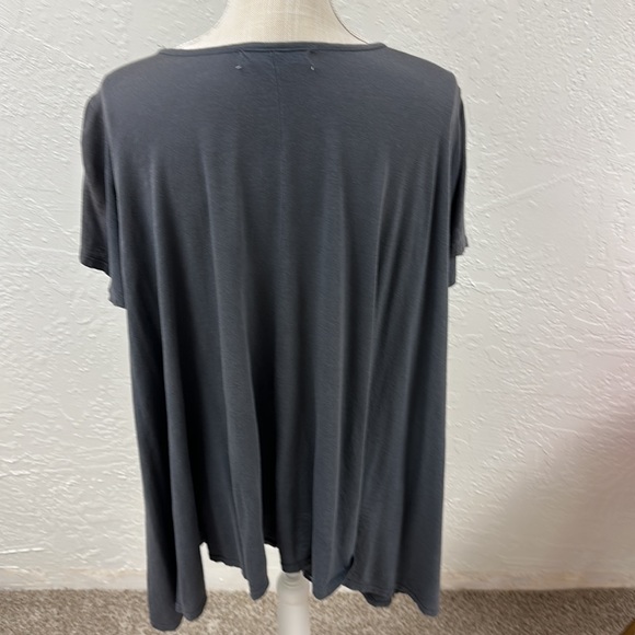 Nice flowy fun tshirt - Picture 2 of 3